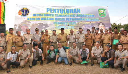 Foto bersama Pemkab Siak dan BPN Riau di Kecamatan Sungai Apit, Senin (9/4/2018)