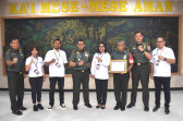 Sertu Onisius Terima Penghargaan Babinsa Terbaik dan Penghargaan dari BKKBN Maluku