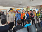 Kapolda Riau Pantau Arus Mudik di Bandara Sultan Syarif Kasim II Pekanbaru