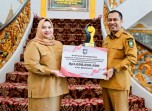 Wabup Bengkalis Serahkan Penghargaan Nasional kepada Bupati