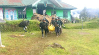 Pasukan TNI-POLRI Berhasil Evakuasi Jenazah Alexsander Parapak Korban Penembakan OPM