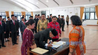 Bupati Karo Lantik Pejabat Administrator dan Pengawas di Lingkungan Pemkab Karo