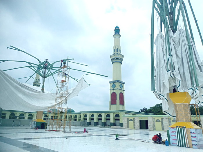 Proyek Payung Di Masjid Agung An Nur Pekanbaru Robek Dihantam Angin